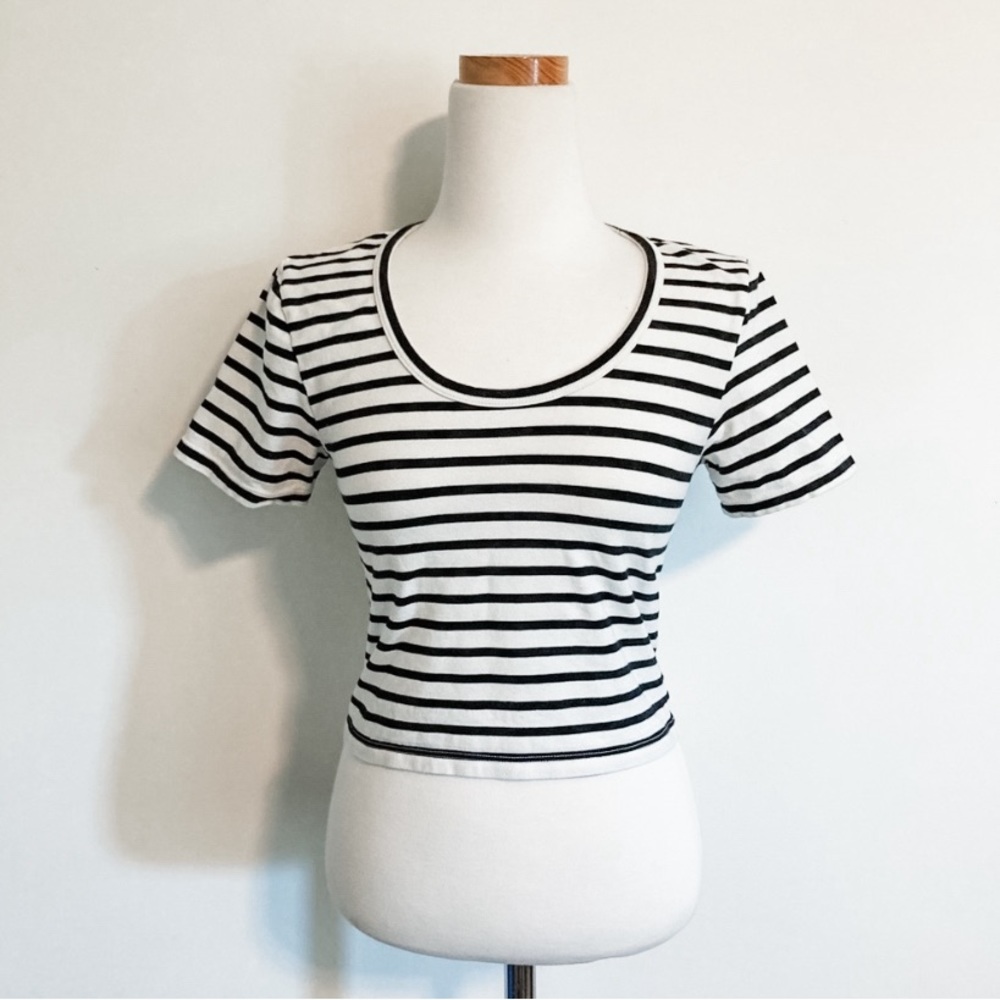 Aritzia Talula Short Sleeve cropped tee